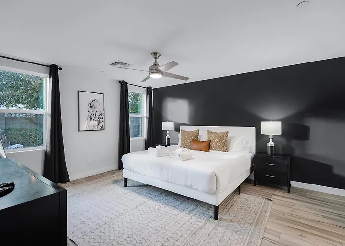Holiday home Closest Walk To Entertainment District *