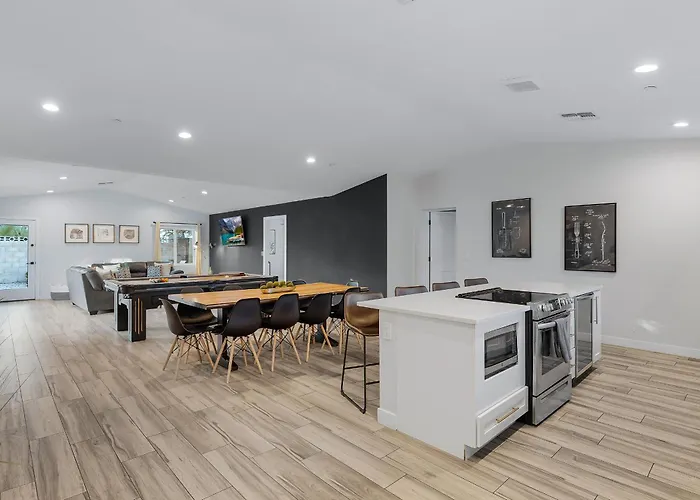 Closest Walk To Entertainment District Holiday home