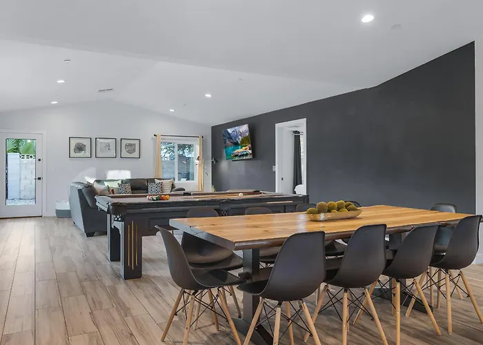 Closest Walk To Entertainment District Holiday home