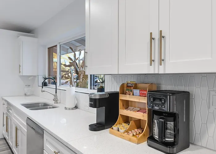 Closest Walk To Entertainment District Holiday home *