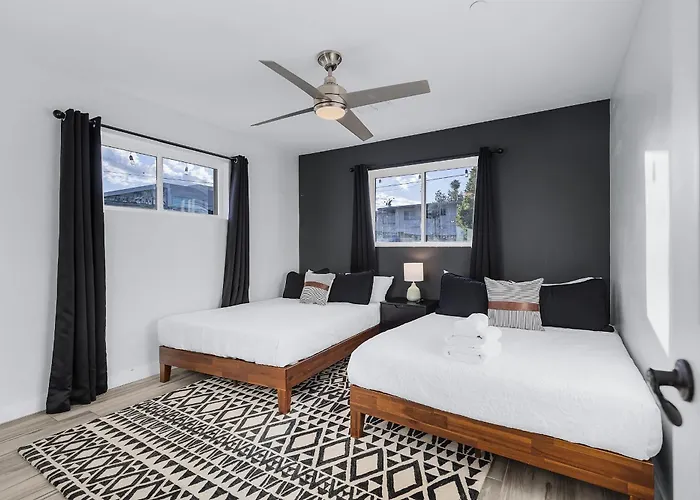 Closest Walk To Entertainment District Holiday home