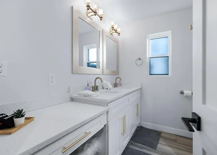 Holiday home Closest Walk To Entertainment District *
