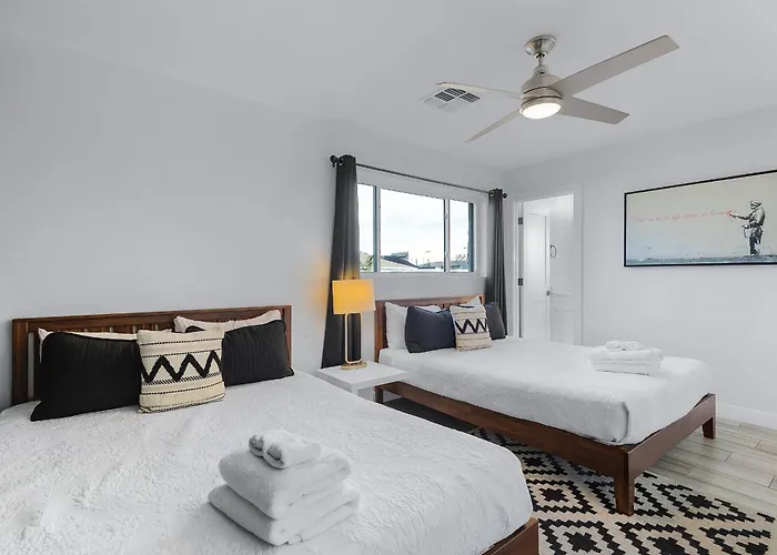 Closest Walk To Entertainment District Holiday home *