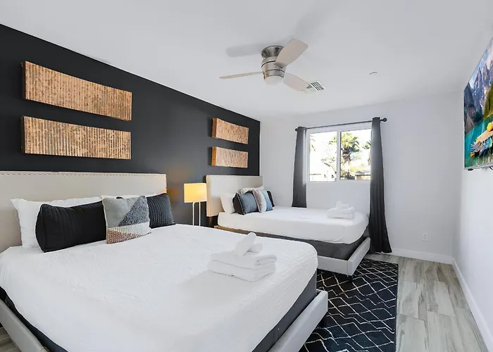 Holiday home Closest Walk To Entertainment District *