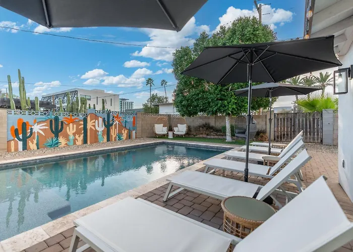 Closest Walk To Entertainment District Holiday home *